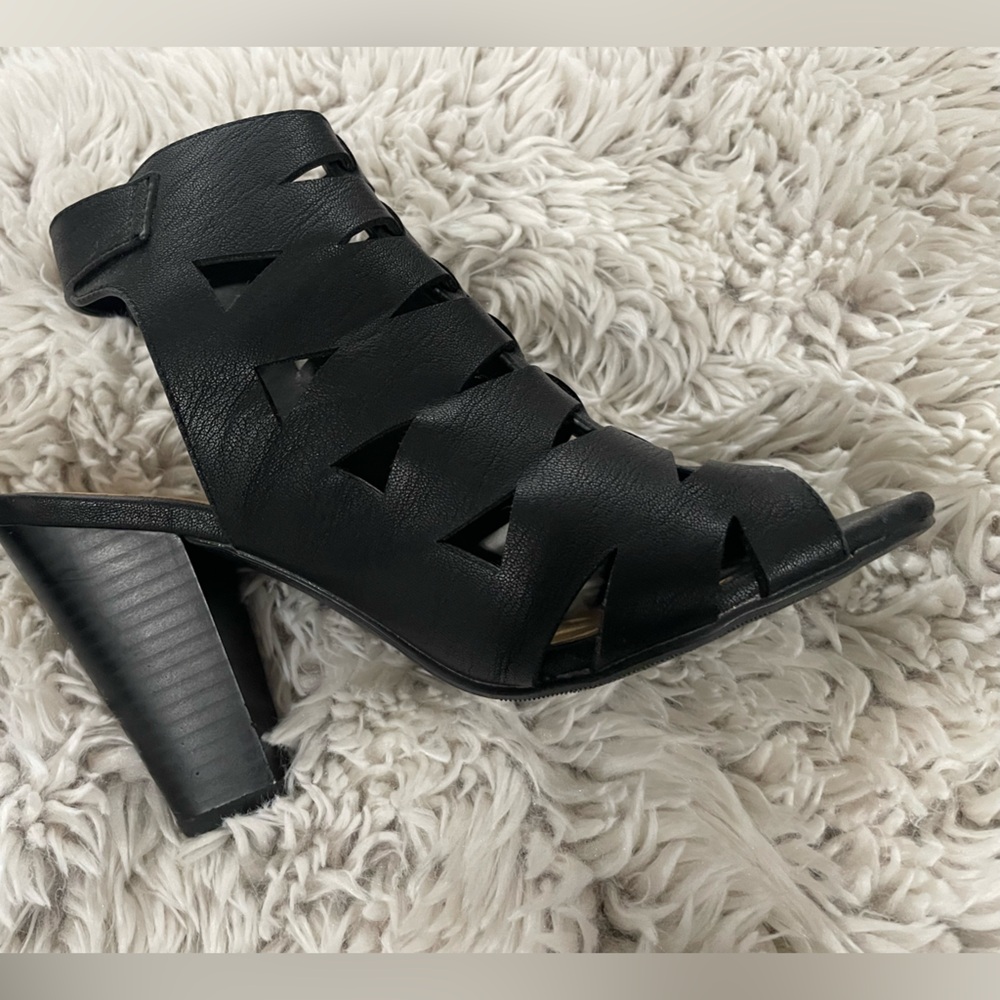Black Cutout Style Heels - Picture 4 of 8